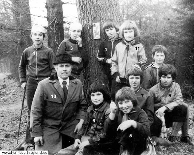 1977 Georg Bocklich mit seiner Arbeitsgemeinschaft "Junge Naturforscher"